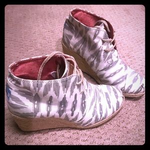 Adorable Toms wedges with Aztec print